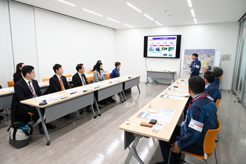 福島第一原子力発電所の事務本館内で説明を受ける 20251215_092232.JPG
