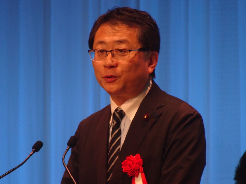 昨年の衆院選での支援に対する謝辞とともに、退任される石川委員長の長年の活動に敬意の言葉を述べる山花郁夫衆院議員 DSC00021.JPG