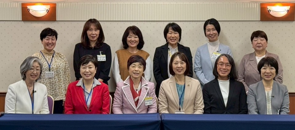 ②2 女性議員集合写真.jpg