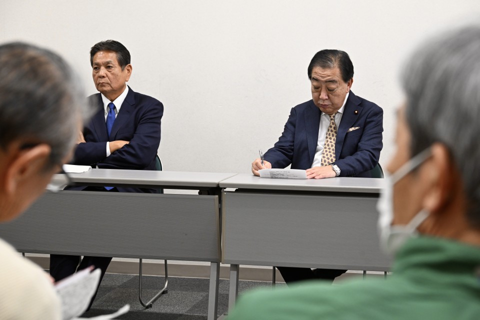 中山間地域の農業についてメモを取る野田代表 中山間地域の農業についてメモを取る野田代表