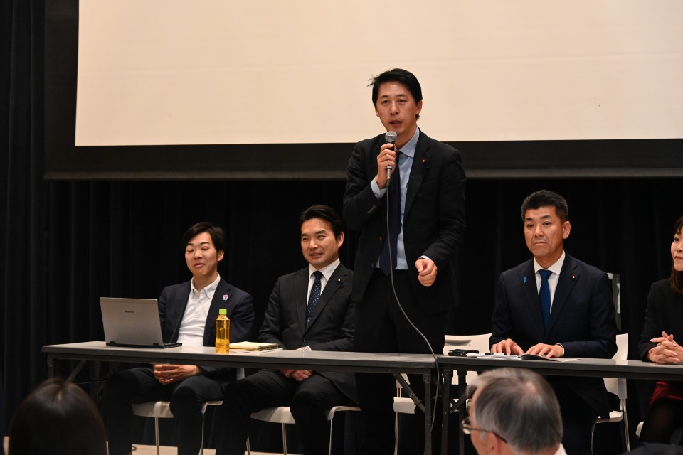 質問回答する松尾議員 20250326_145050_01.JPG