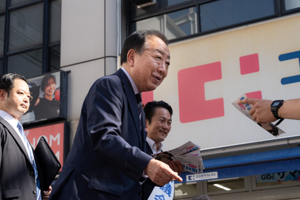ビラ配りをする野田代表 ビラ配布.jpg