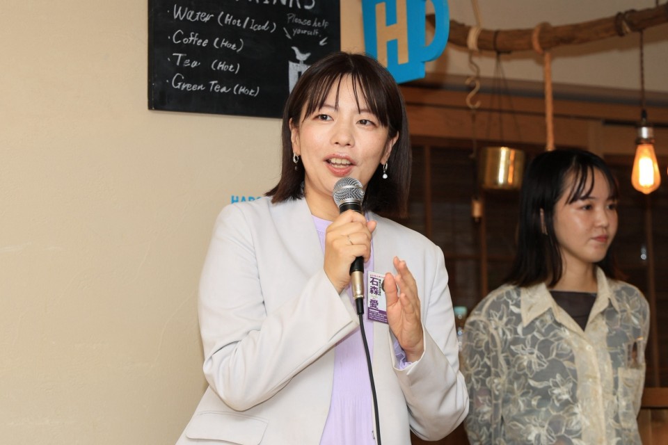 20260904【青年局】東京都連青年局のキックオフイベントで話す石森愛練馬区議(左)と町田ゆい日野市議(右)
