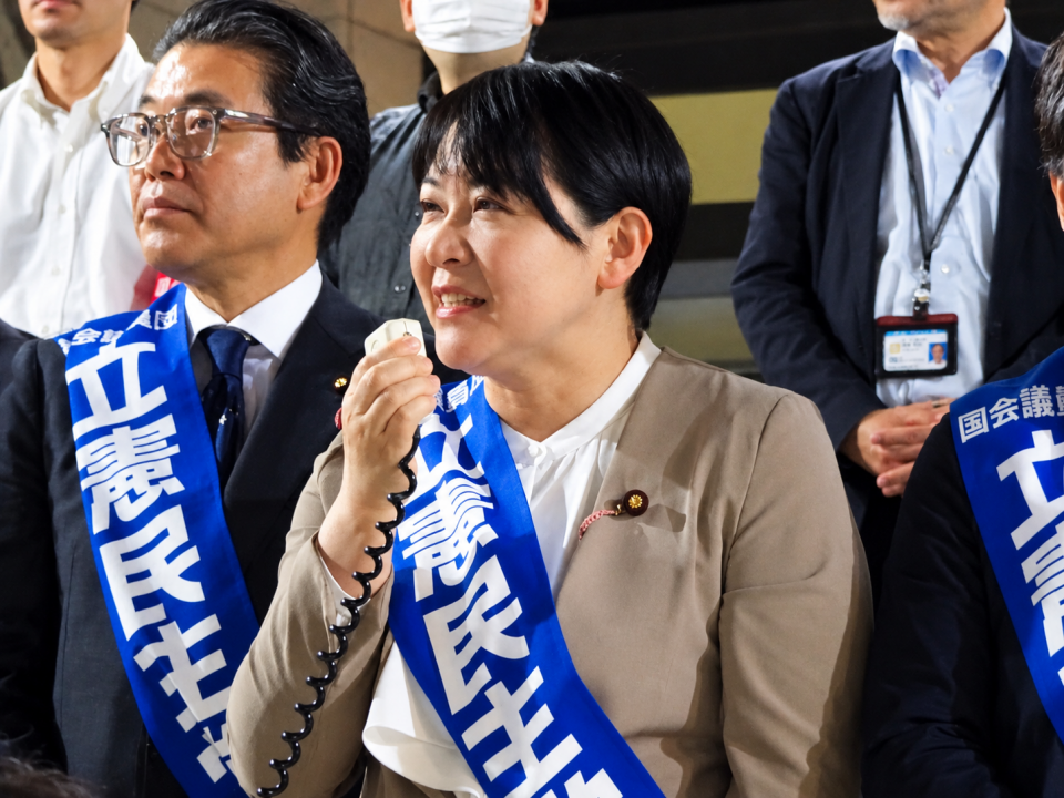 拡声器で訴える岸真紀子議員