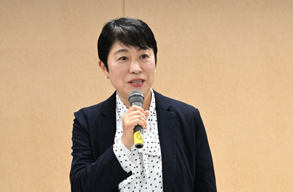 挨拶する辻元清美つながる本部長代行