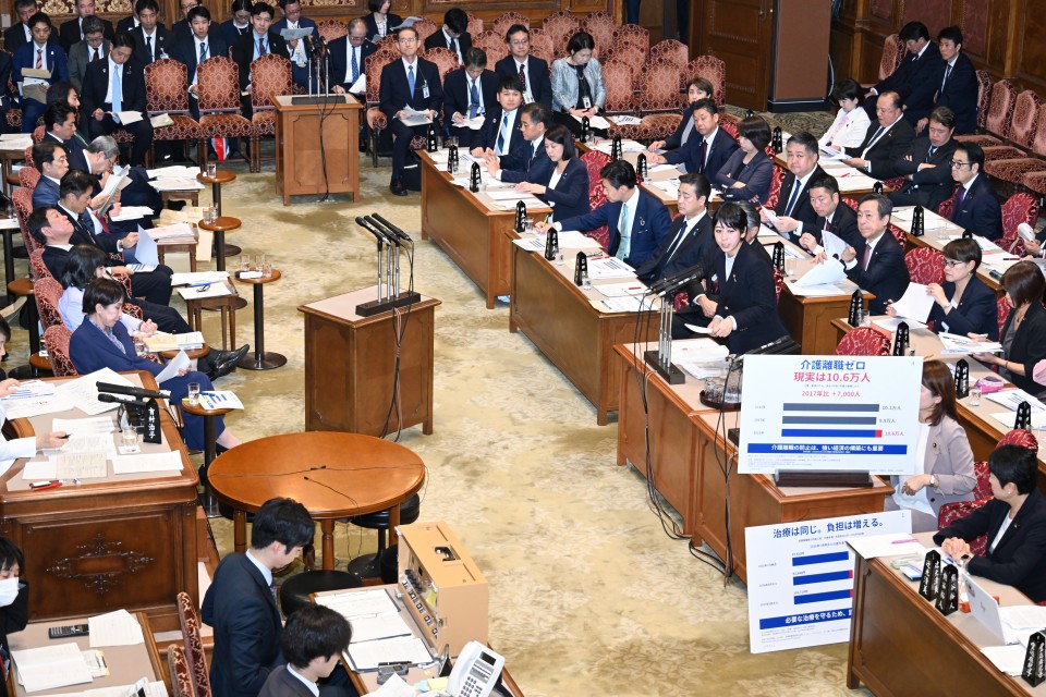 20261016参院予算委員会で質問する山内佳菜子議員