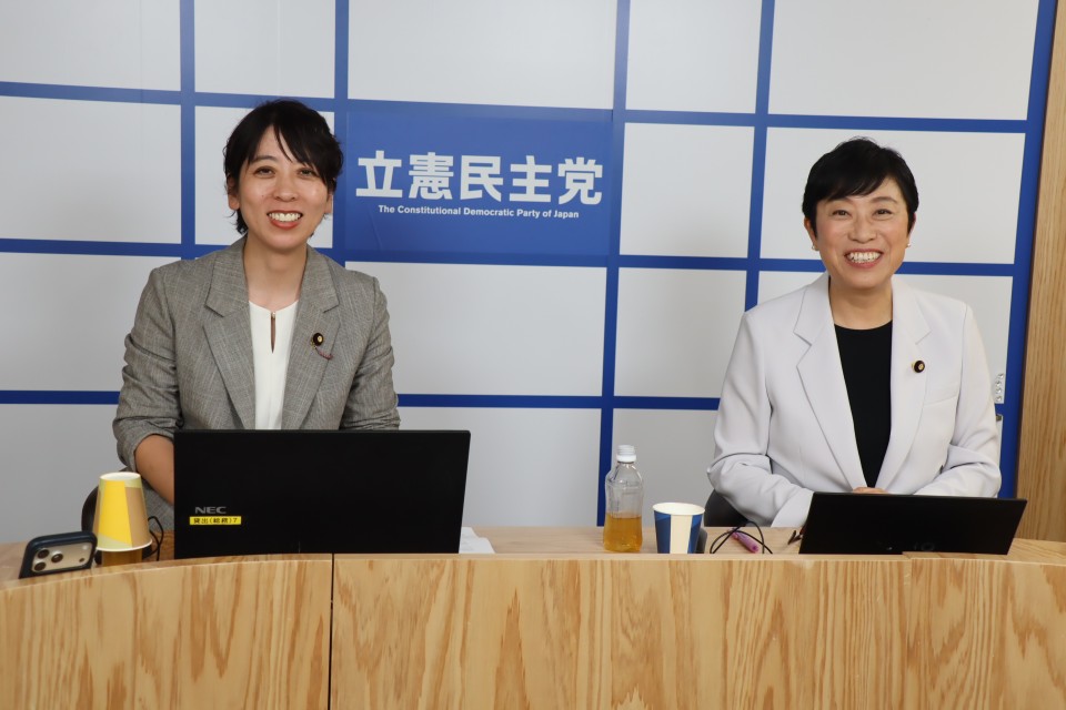 (左)山内佳菜子 つながる本部事務局長 (右)辻元清美 つながる本部長代行 IMG_0454.JPG
