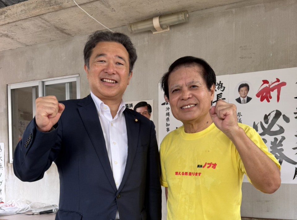 20260910長浜ノブオ候補(右)を激励する森本真治選対委員長(左)