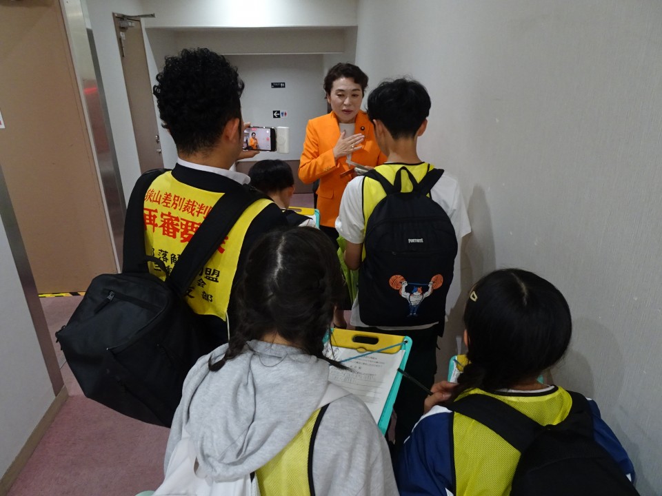 人権教育の一環で集会に参加していた小学生らのインタビューに熱心に答える高木真理参議院議員 DSC05974.JPG
