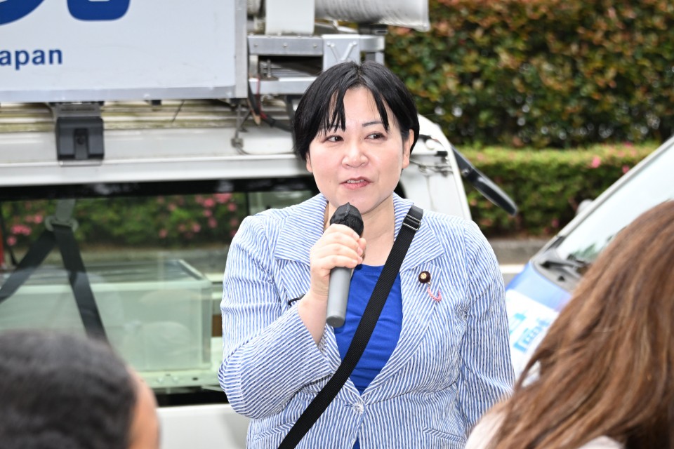 演説する岸参議院議員