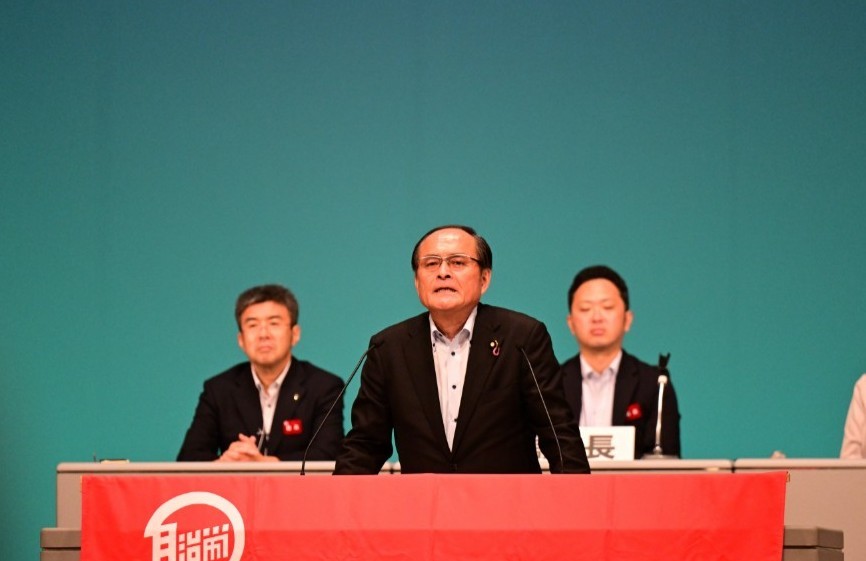 自治労協力国会議員団の団長として、協力国会議員の紹介を行う吉田忠智参院議員 自治労協力国会議員団の団長として、協力国会議員の紹介を行う吉田忠智参院議員