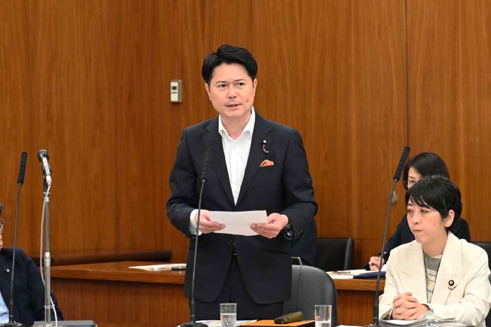 参院厚生労働委員会で討論に立つ郡山りょう議員=2026年5月28日
