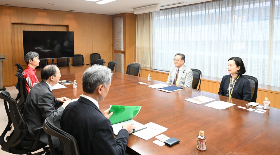 20260924日本赤十字社の清家社長らと意見交換する水岡代表、田島国民運動局長