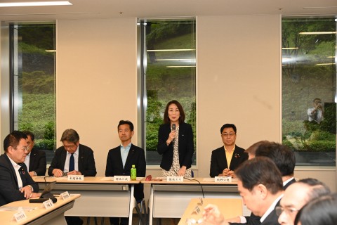20260625第20回三党合同政調審議会であいさつする徳永エリ政調会長
