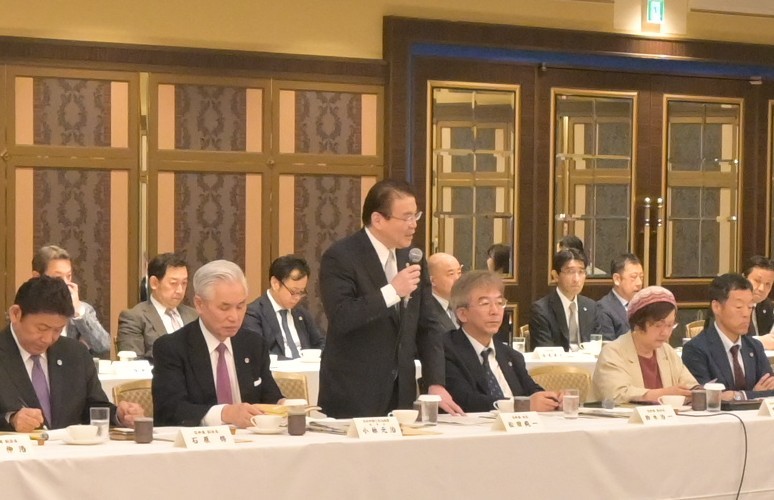 あいさつを行う日弁連会長に就任した松田純一会長(左隣は弁政連小林元治理事長) あいさつを行う日弁連会長に就任した松田純一会長