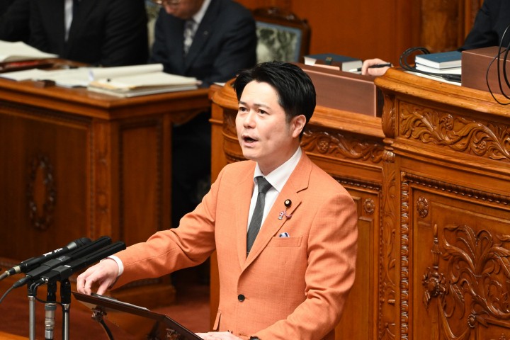 参院本会議で個人情報保護法改正の質問に立つ郡山りょう議員