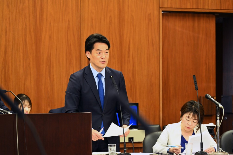 参院厚生労働委員会で質疑に立つ小西洋之議員=2026年5月28日
