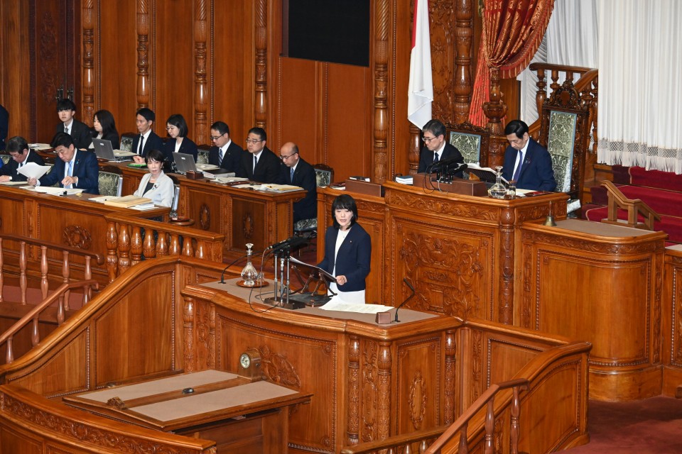 20261009参院本会議で代表質問に立つ三上えり議員