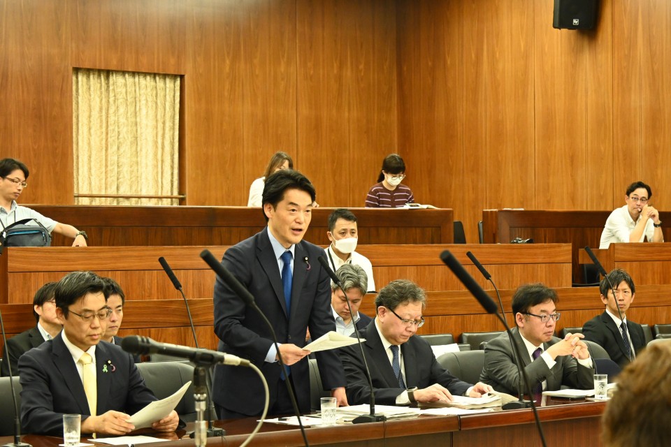 修正案提出者として答弁に立つ小西洋之議員=2026年5月28日、参院厚生労働委員会