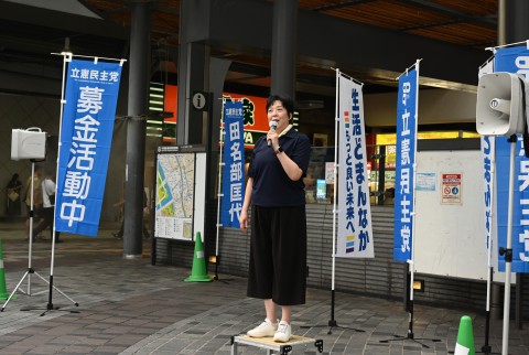 2026年8月9日　街頭募金活動で演説する田名部幹事長