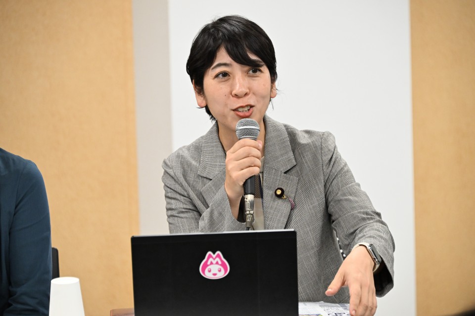 質問を紹介する山内佳菜子つながる本部事務局長