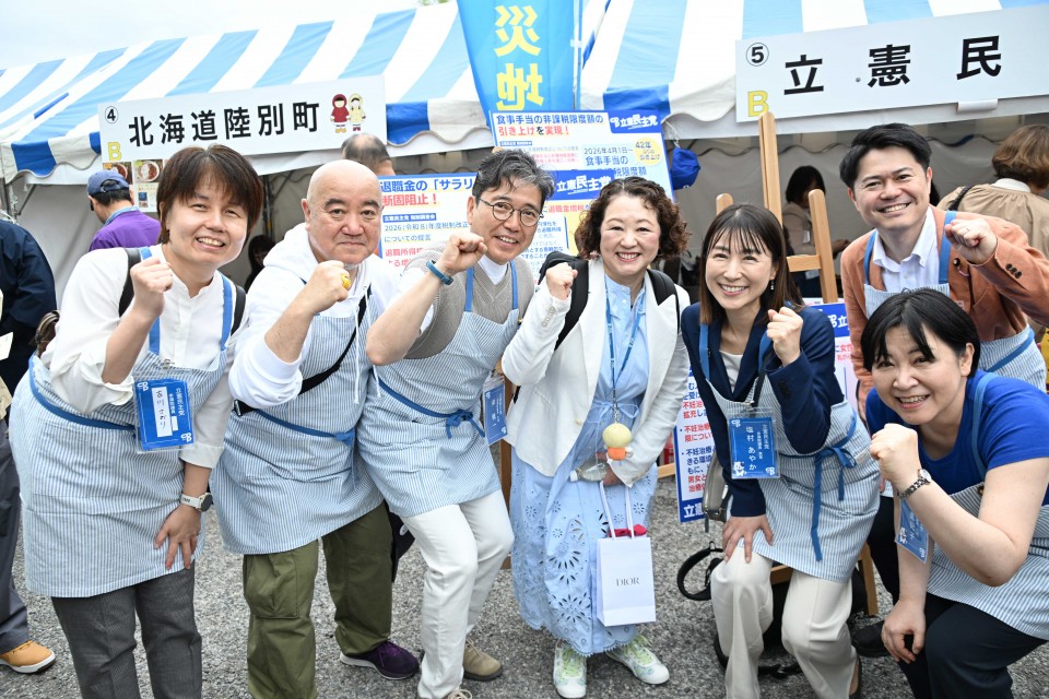 連合・芳野友子会長(左から4番目)と 連合・芳野友子会長(左から4番目)と