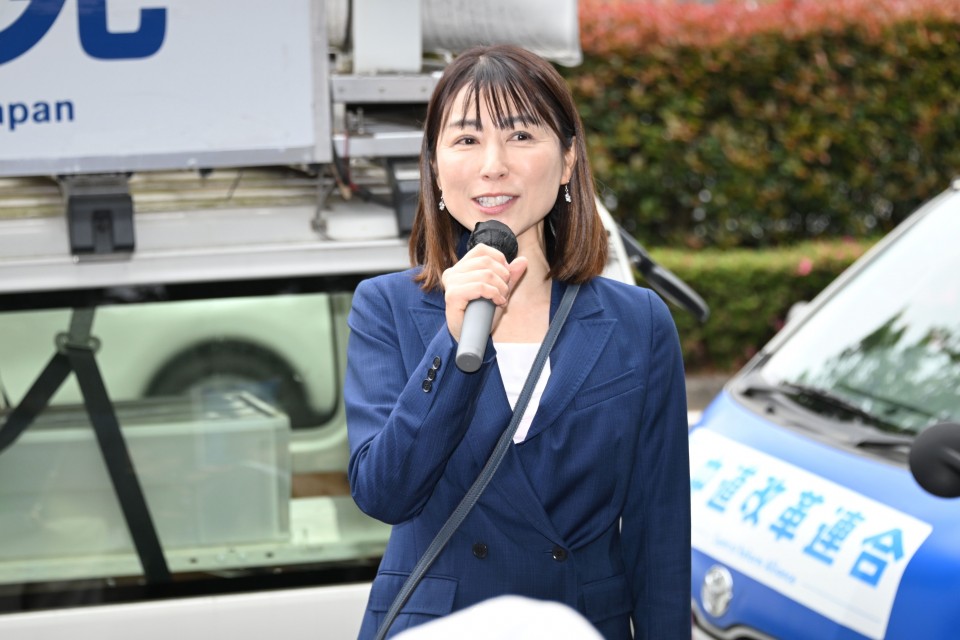 演説する塩村参議院議員