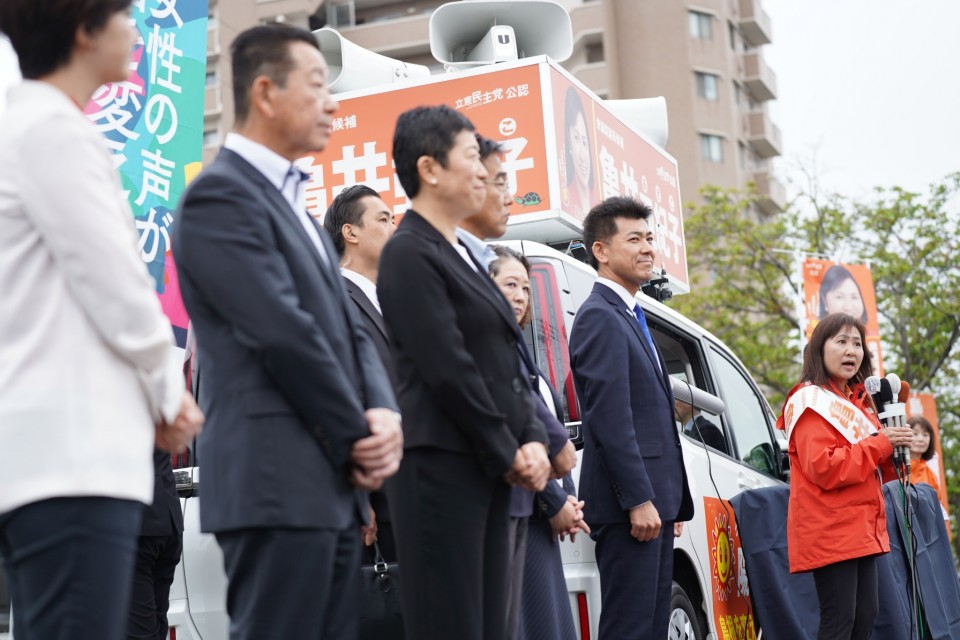 松江テルサの前に行われたプラーナ(安来市)での街頭演説の様子 松江テルサの前に行われたプラーナ(安来市)での街頭演説の様子 泉健太 亀井亜紀子