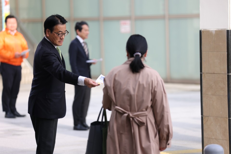 松江駅での朝の活動 岡田克也