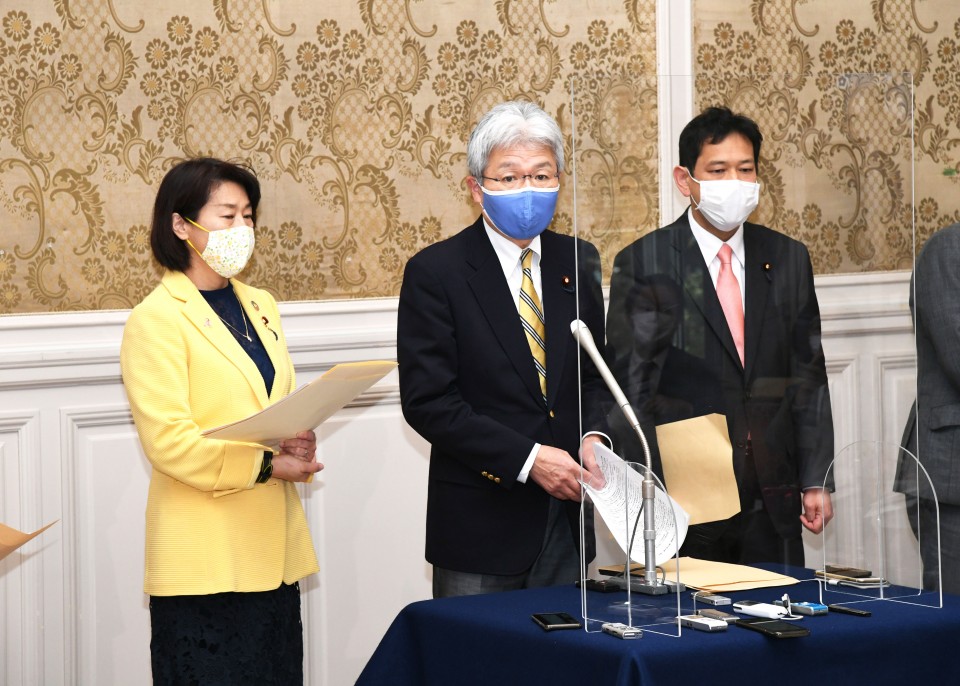左から岡本あき子衆院議員、逢坂誠二新型コロナウイルス対策本部長 20210122-130456逢坂議員.jpg