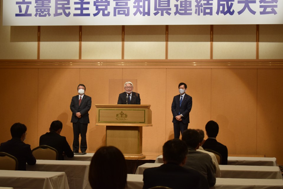 写真左から、長尾和明高知市議、武内則男衆院議員、広田一衆院議員 07面・高知県連大会1.JPG
