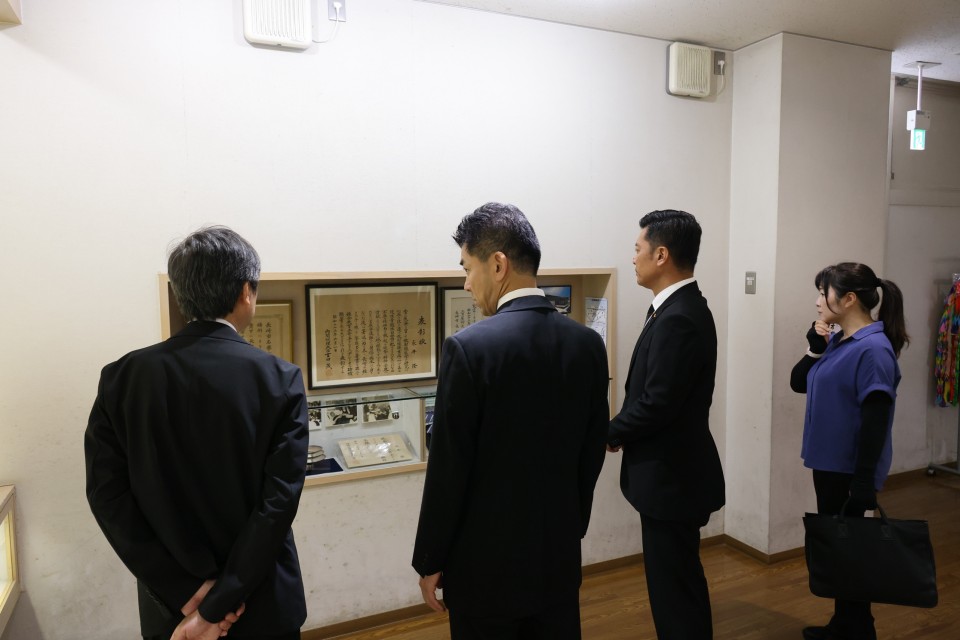 長崎市永井隆記念館で説明を受ける泉代表、山田衆院議員、宮口参院議員 長崎市永井隆記念館で説明を受ける泉健太、山田勝彦、宮口治子