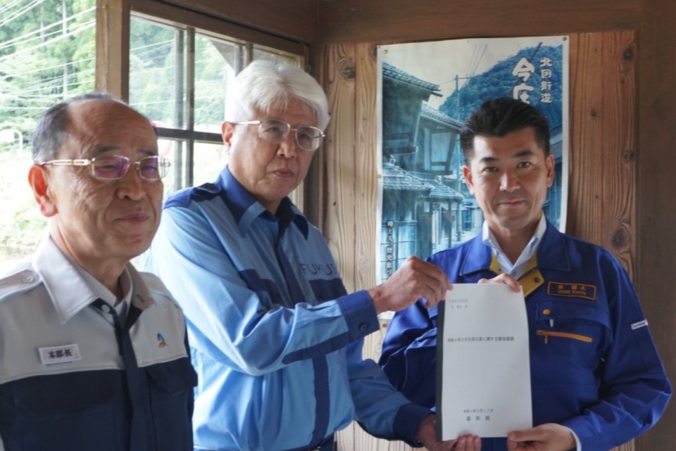 櫻本副知事、明田南越前町長から要望書を受け取る泉代表 S__257409033yobo.jpg