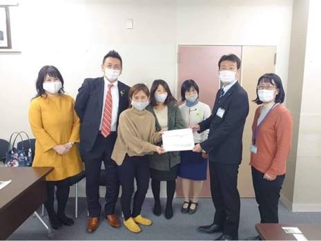 (左から)松山市教育委員会で答申を渡す池田美恵市議、矢野尚良市議、と浅湫和子県議他、ママエンジェルスの皆さん(2020年12月10日) image004.jpg