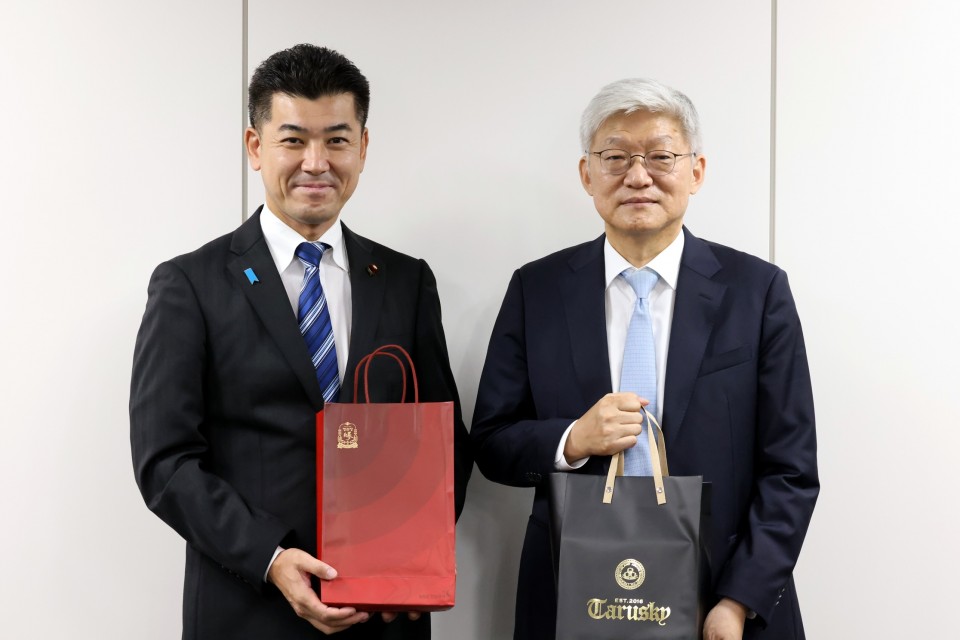 記念品を交換する尹大使と泉代表 20220830_173553_re_rez.JPG