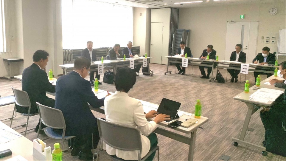 JR函館本線沿線自治体〔黒松内町、蘭越町、ニセコ町、倶知安町、共和町、仁木町、余市町〕との意見交換会に臨む伴野座長、近藤事務局長、おおつき事務局次長 写真④JR函館本線沿線自治体〔黒松内町、蘭越町、ニセコ町、倶知安町、共和町、仁木町、余市町〕との意見交換会に臨む伴野座長、近藤事務局長、おおつき事務局次長.jpg 伴野豊 近藤和也 おおつき紅葉