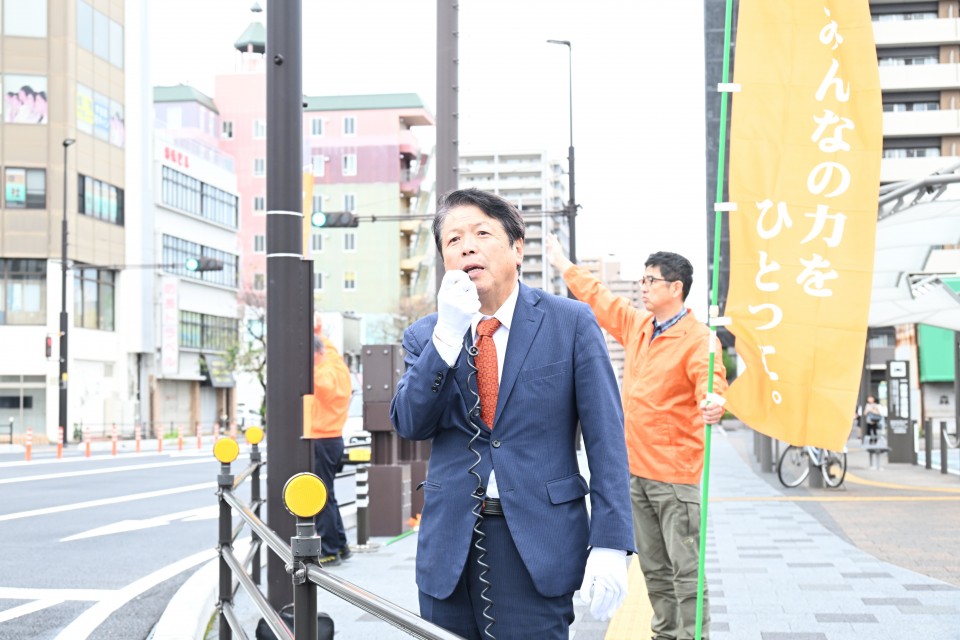 28日朝、岩国駅前で有権者にお礼のあいさつをする平岡さん 平岡秀夫
