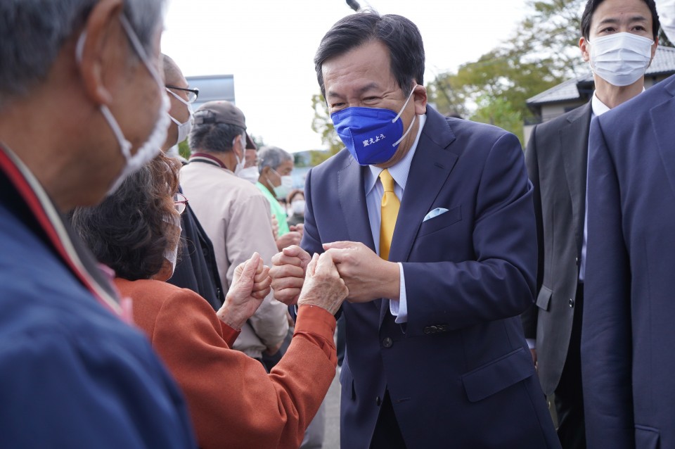 集まった支援者らとグータッチを交わす枝野幸男代表 DSC03450.JPG