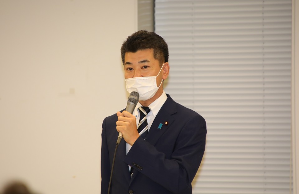 あいさつする泉健太政調会長 122A9923泉政調会長.jpg