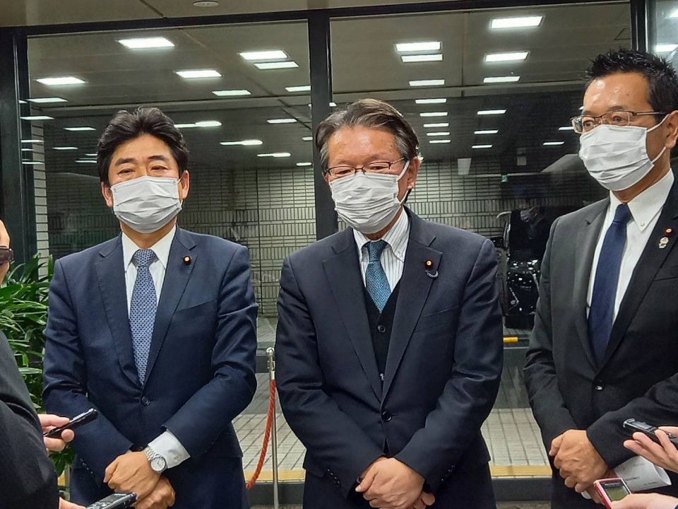 申し入れについて記者団に報告する長妻議員(中央)、山井議員(左)、川内議員(右) 0210厚労申し入れ.jpg