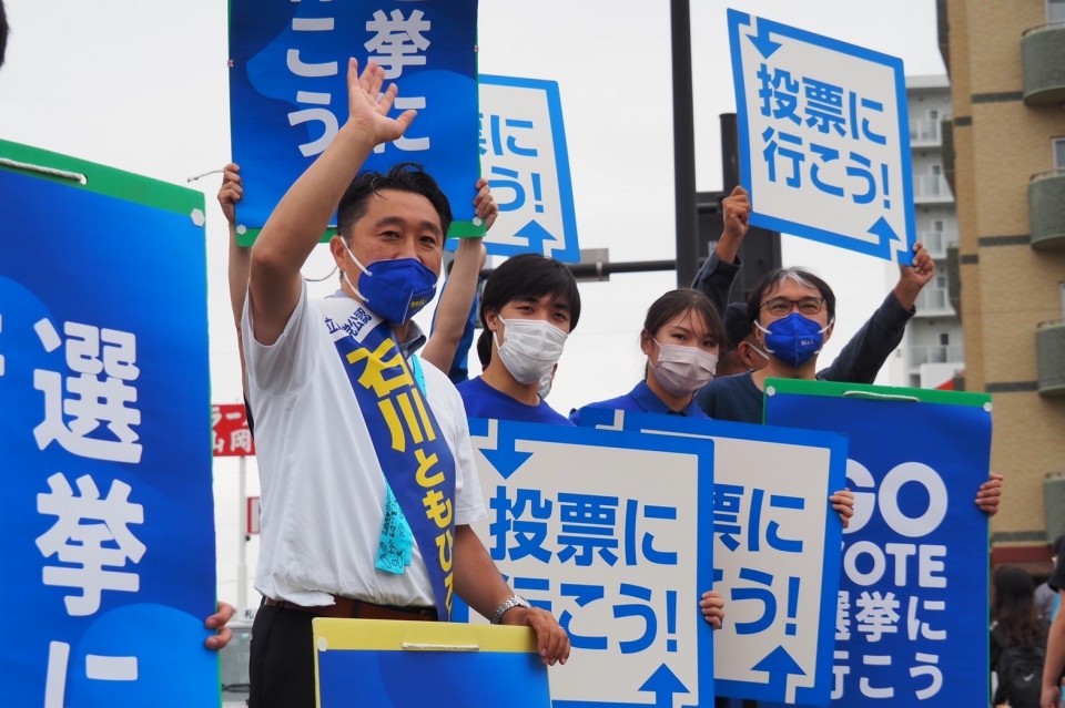 「街頭演説をしている側と通り過ぎる側にはすごく大きな隔たりがあると感じていましたが、候補者に質問をしてみて距離が縮まりました。今日はボードを持って、初の参加です」 LINE_ALBUM_ボランティアさんの活動写真_220703.jpg