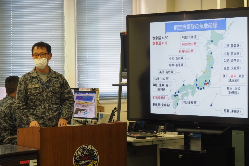 航空自衛隊の気象部隊について説明する山崎中枢気象隊長 ★航空自衛隊の気象部隊について説明する山崎・中枢気象隊長.JPG