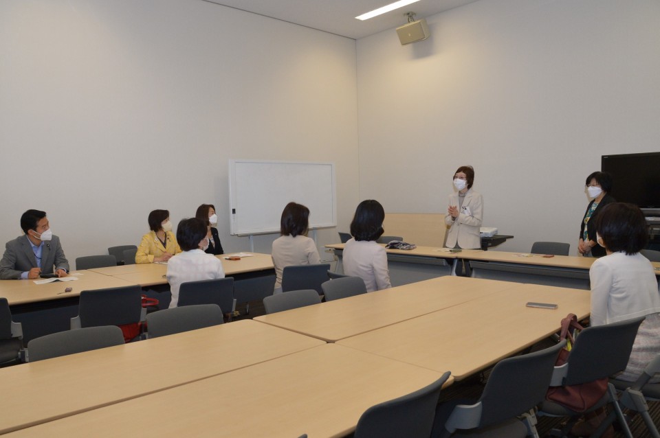 あいさつする日本女性法律家協会の佐貫会長 20220518_090414kaigi.jpg