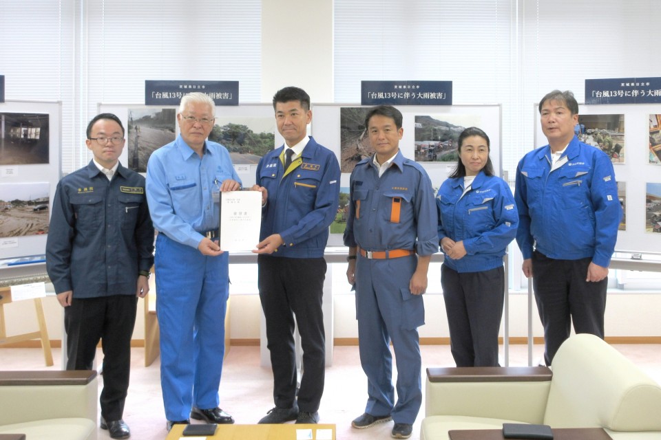 小川市長から要望書を受け取る泉代表 S__35127444_0_re_rez.jpg