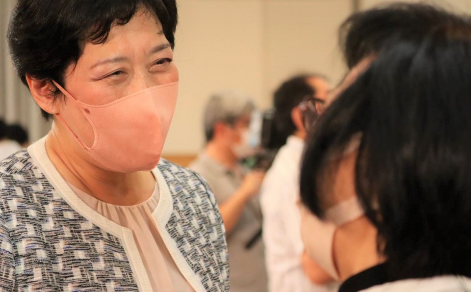 支持者の皆さんと涙で当選を喜び合う田名部候補 111727.jpg
