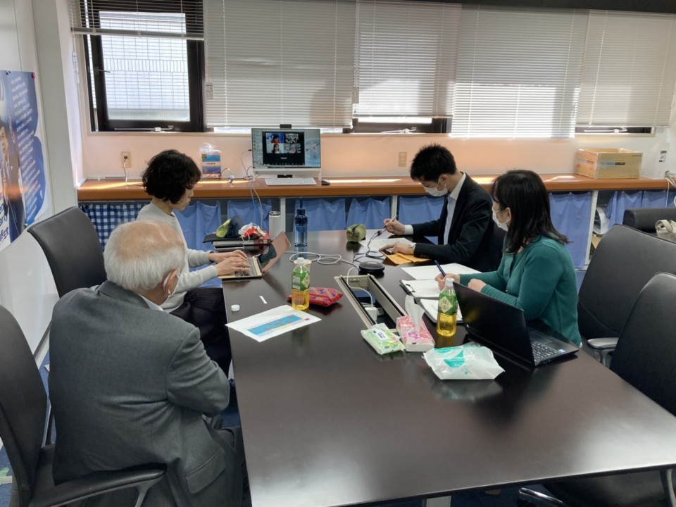 寄せられた相談についてスーパーバイザーとオンラインで協議している様子 S__21266434.jpg