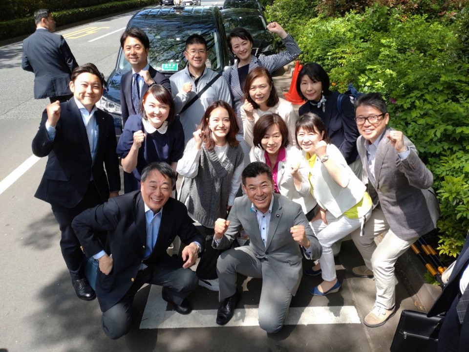 次々にマイクを握りリレー演説を行った東京都総支部連合会所属議員。 127174.jpg