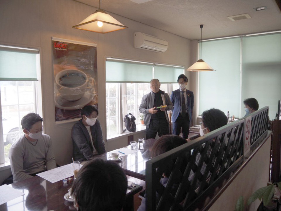 太田市内での種苗会社との懇談会。右奥に田名部常幹議長、向かいに堀越啓仁衆院議員 Qm_re.jpg