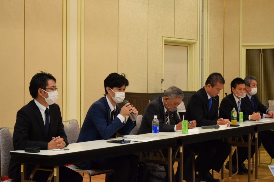 左から鎌田5区総支部長、柚木衆院議員(4区)、森本3区総支部長、津村衆院議員(2区)、原田1区総支部長、難波県連代表 ★1116記者会見DSC_1057.JPG