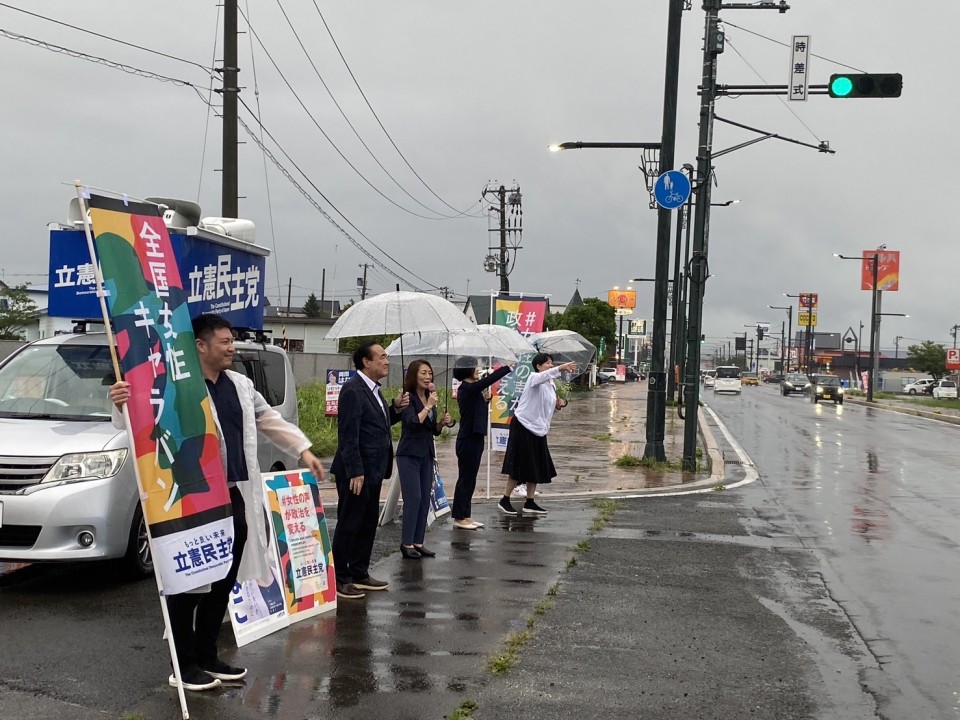 徳永エリ参院議員、田名部匡代参院議員、岡田はな子青森3区総支部長、小笠原大佑青森県議、田名部裕美八戸市議